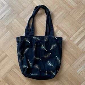 Cute feather print tote bag